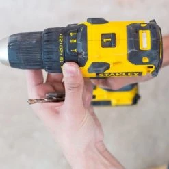 Perceuse-visseuse à percussion 18V Stanley Fatmax FMC627D2 + 2 batteries 2 Ah + chargeur + coffret -Perceuse Soldes Magasin AFD 134886