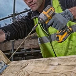 Visseuse à chocs sans-fil XR Brushless Dewalt DCF887NT 18 V + 2 batteries 4 Ah + chargeur + T-stak -Perceuse Soldes Magasin AFD 143637