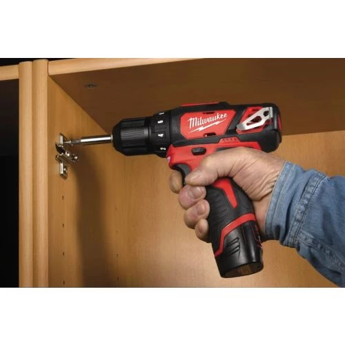 Perceuse-visseuse 12V Milwaukee M12 BDD-202C + 2 batteries 2 Ah + chargeur + coffret 4 Perceuse-visseuse 12V Milwaukee M12 BDD-202C + 2 batteries 2 Ah + chargeur + coffret – Image 2